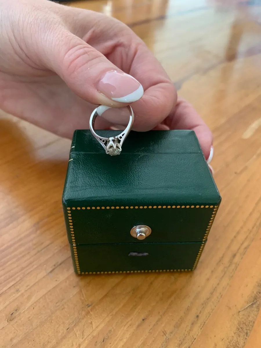 1 x 18ct White Gold Diamond Solitaire Ring - Image 2