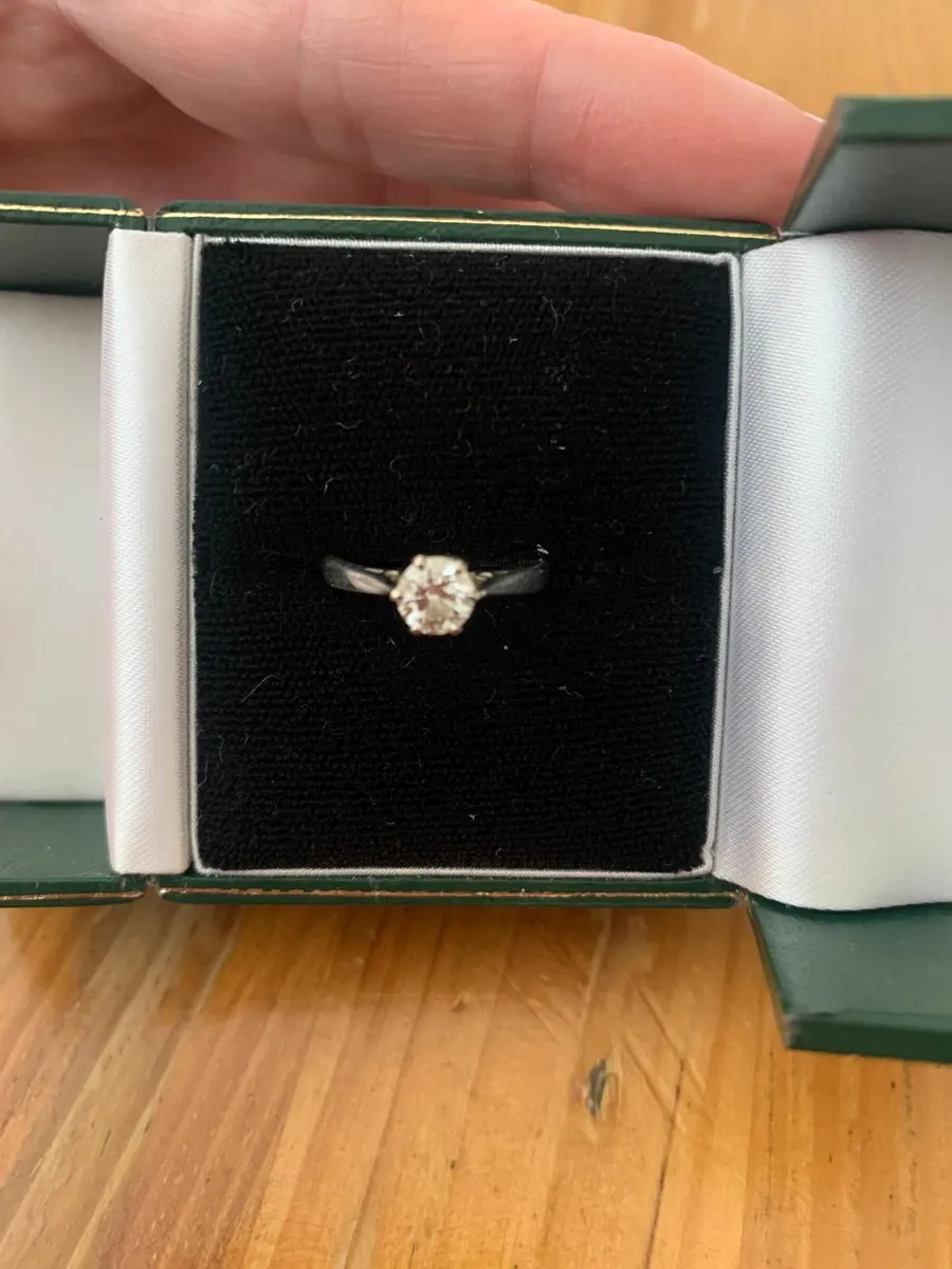 1 x 18ct White Gold Diamond Solitaire Ring - Image 3