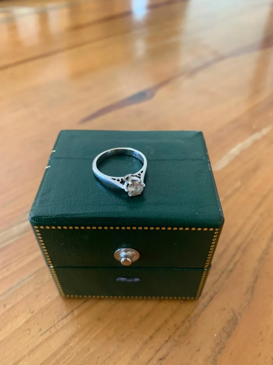 1 x 18ct White Gold Diamond Solitaire Ring - Image 1
