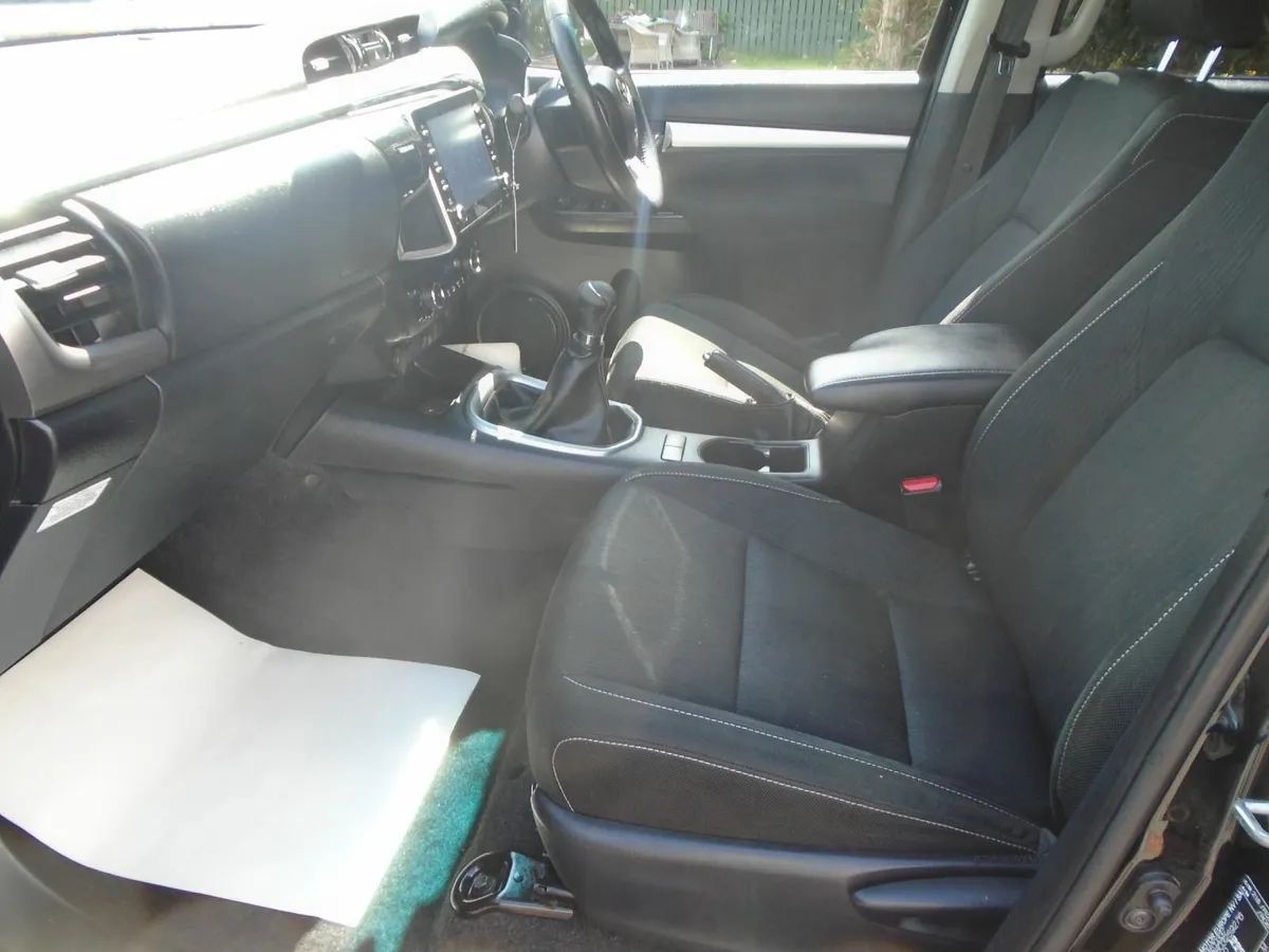 2021 Toyota Hilux INVINCIBLE 2.8D4D MANUAL. - Image 4