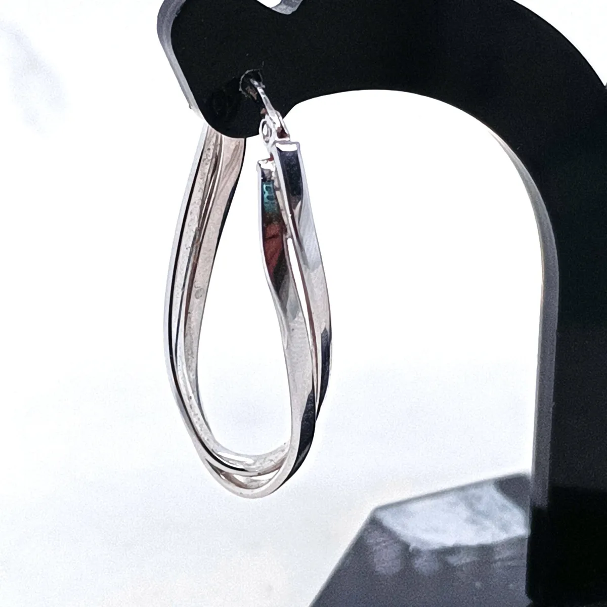 9k White Gold Twist Hoop Earrings - Image 2