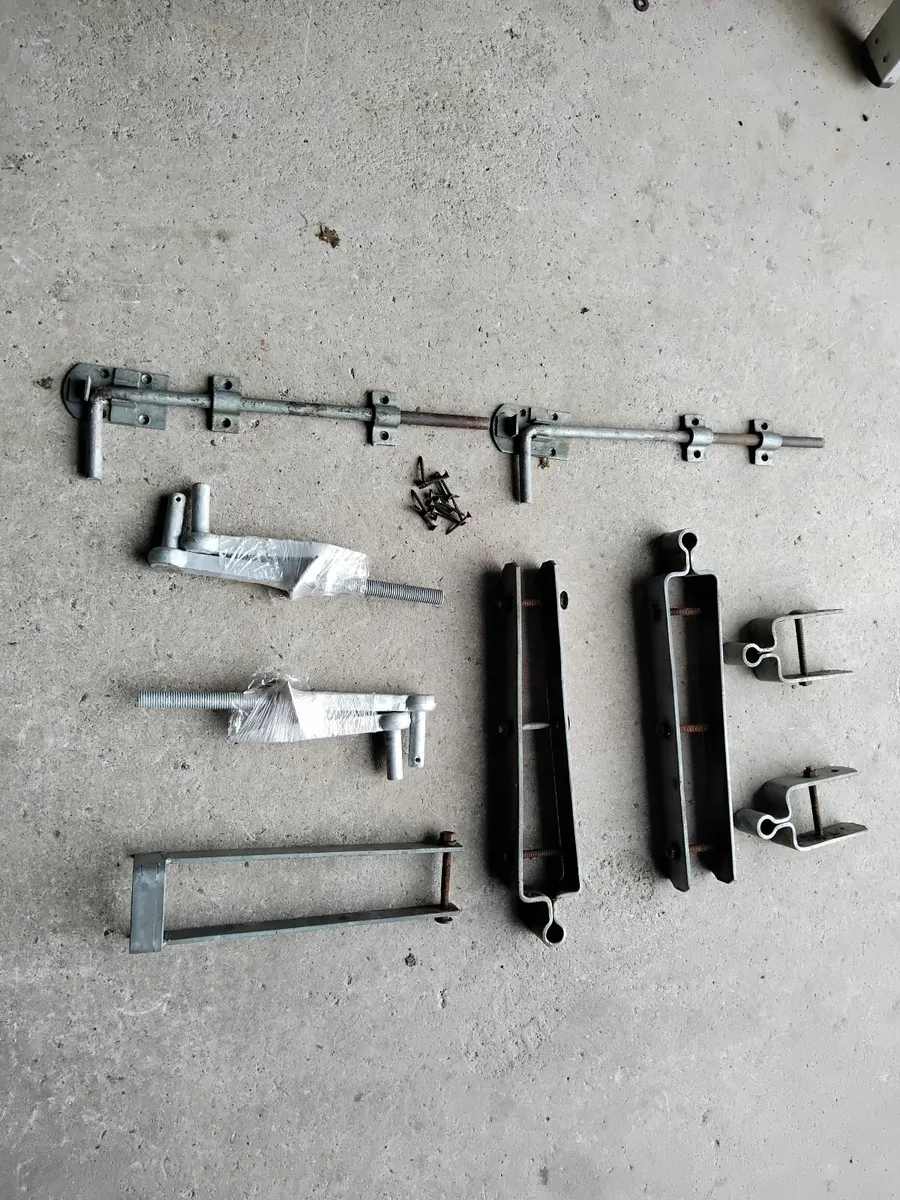 TIMBER GATES HINGE SET COMPLETE.... - Image 1