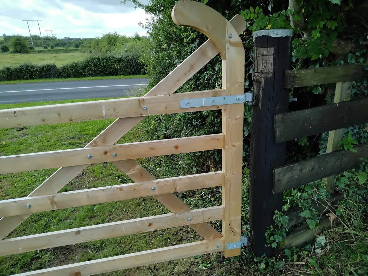 TIMBER GATES HINGE SET COMPLETE.... - Image 3