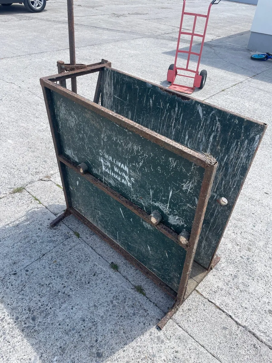 Calf Dehorning Crate - Image 4