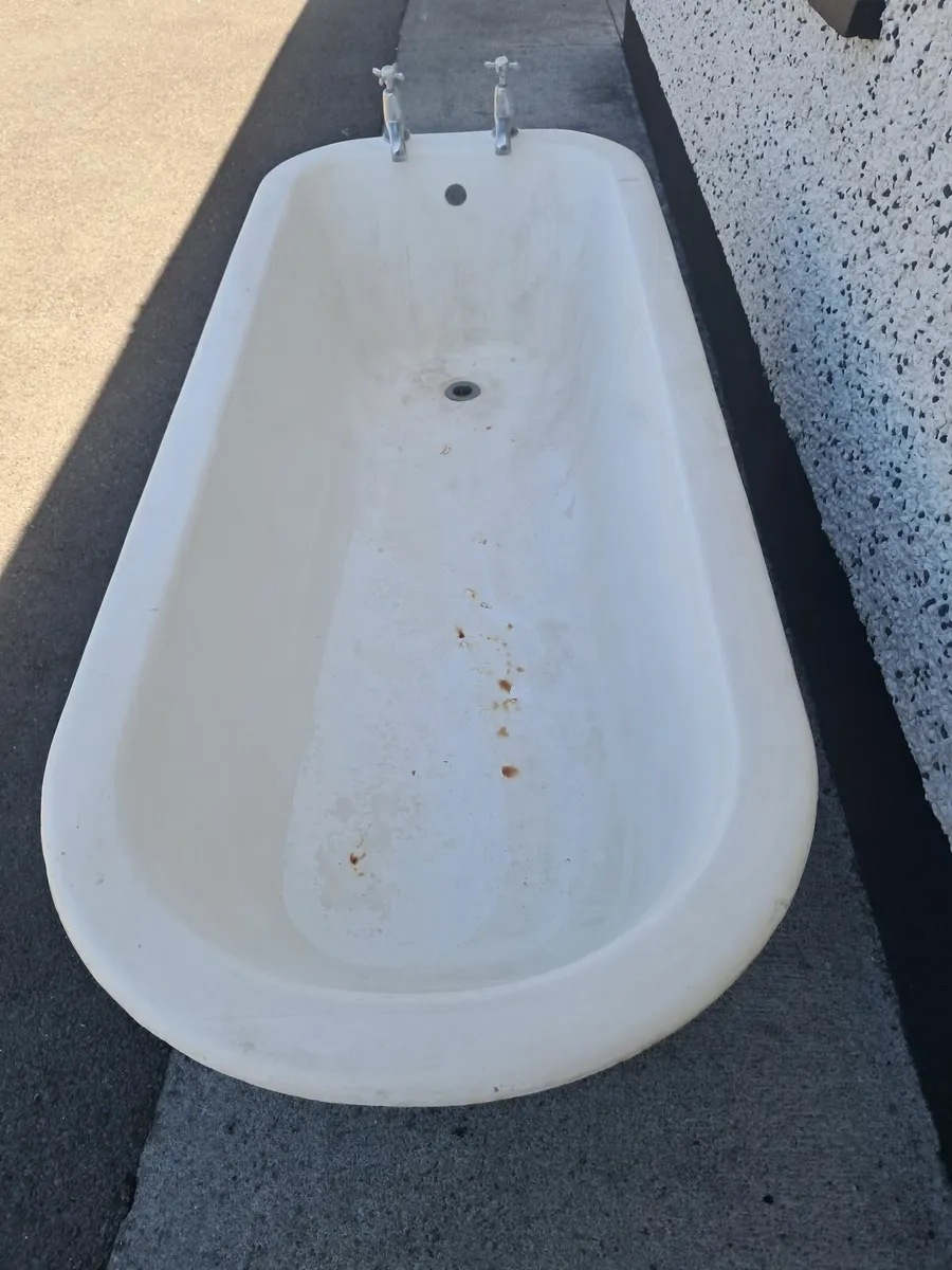 Cast iron bath - Image 1