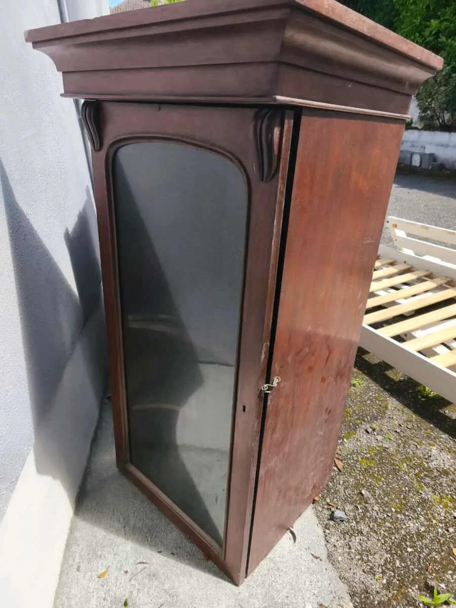 Scrap metal, old radiators, & old furniture - Image 1