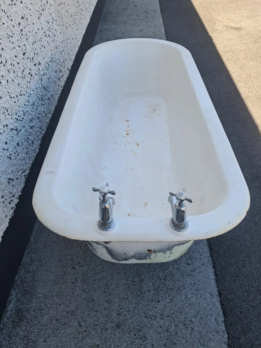 Cast iron bath - Image 2