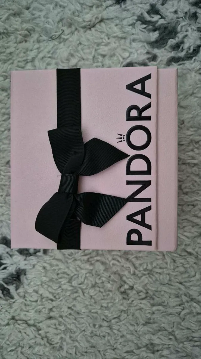 Pandora bracelet with charms - Image 1