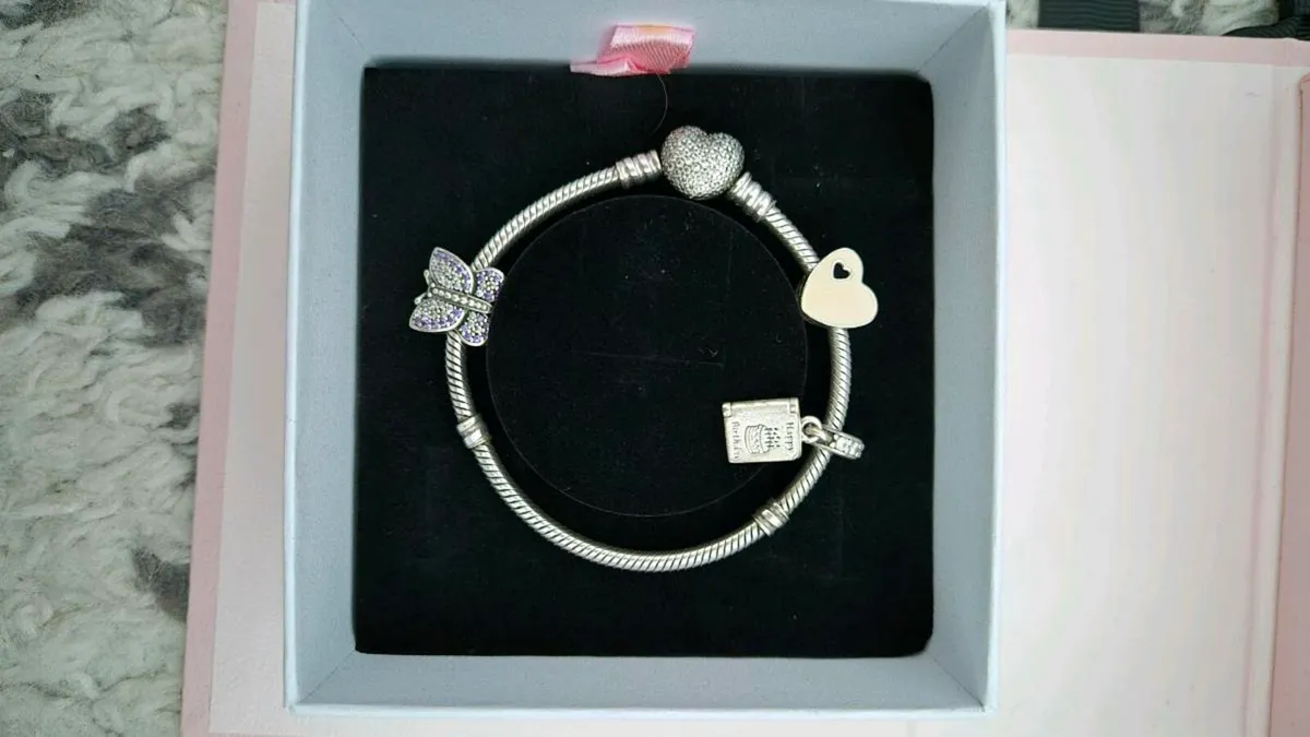 Pandora bracelet with charms - Image 3