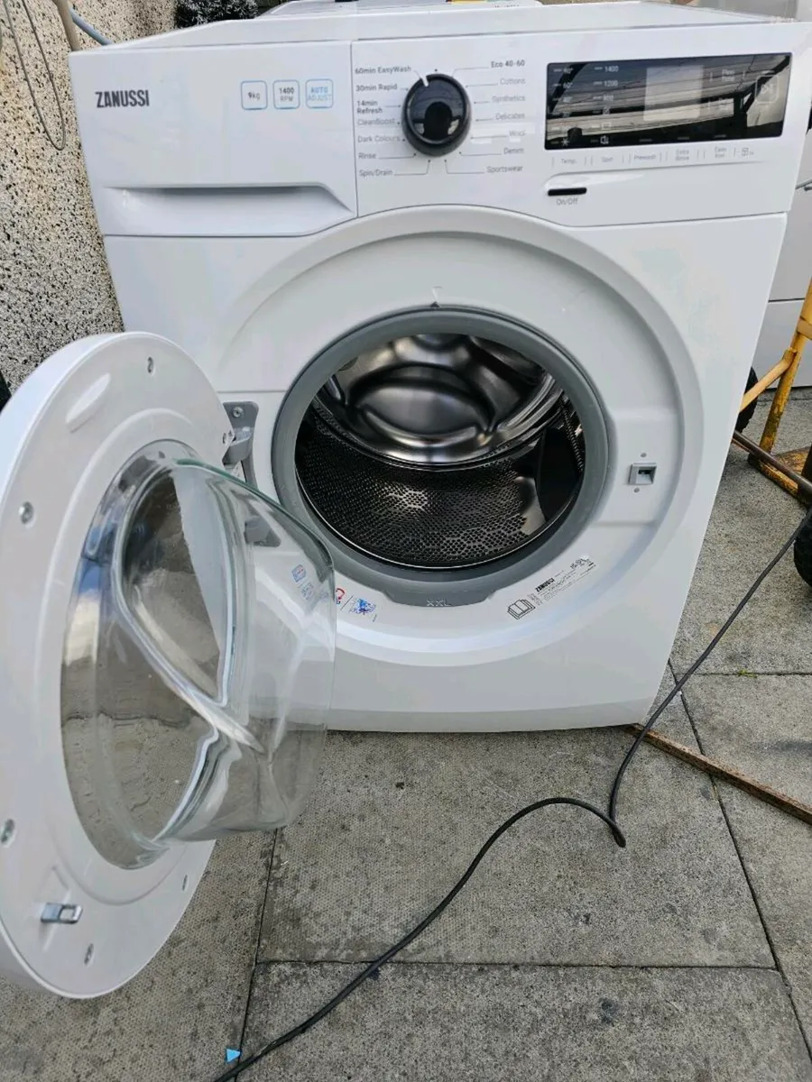9kg zanussi washing machine 1400 spin - Image 1
