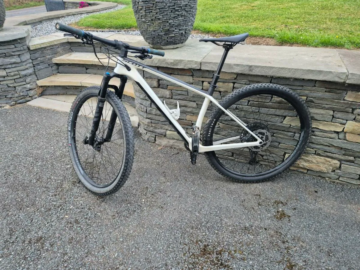 Scott Scale 920 Carbon Mountain Bike - Image 1