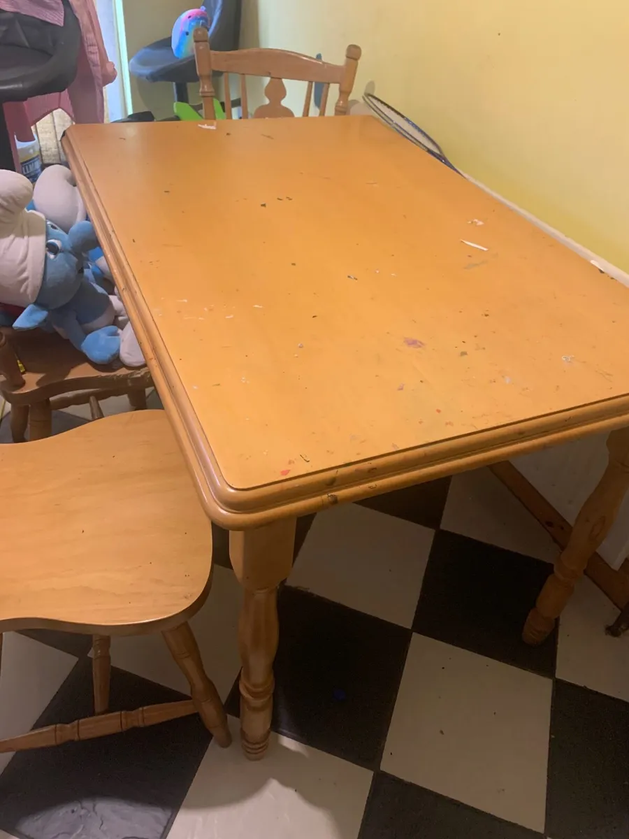 Table and chairs - Image 1