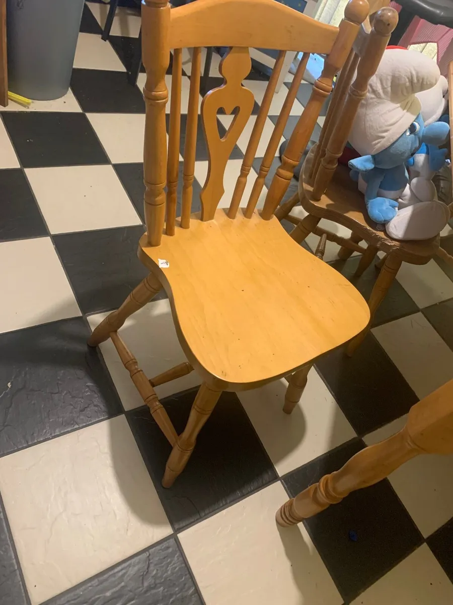 Table and chairs - Image 2