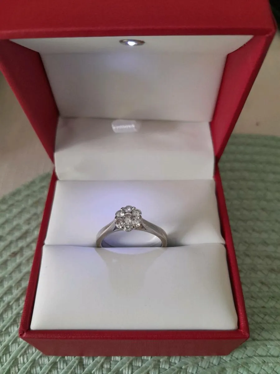 White gold diamond flower ring - Image 1