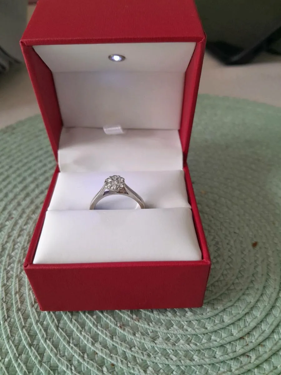 White gold diamond flower ring - Image 2