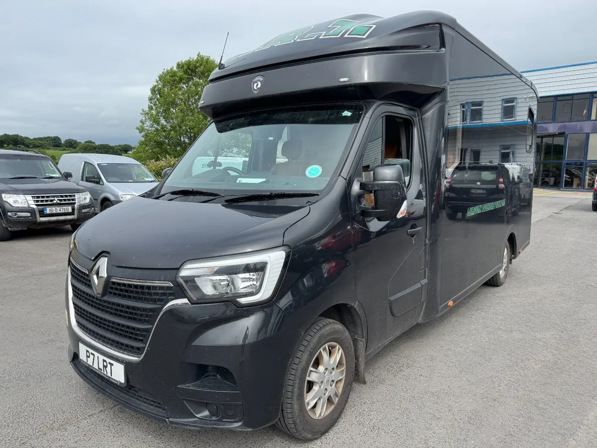 UNRESERVED 2021 RENAULT MASTER PARAGAN HORSE BOX - Image 1