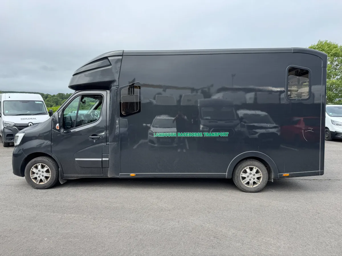 UNRESERVED 2021 RENAULT MASTER PARAGAN HORSE BOX - Image 2