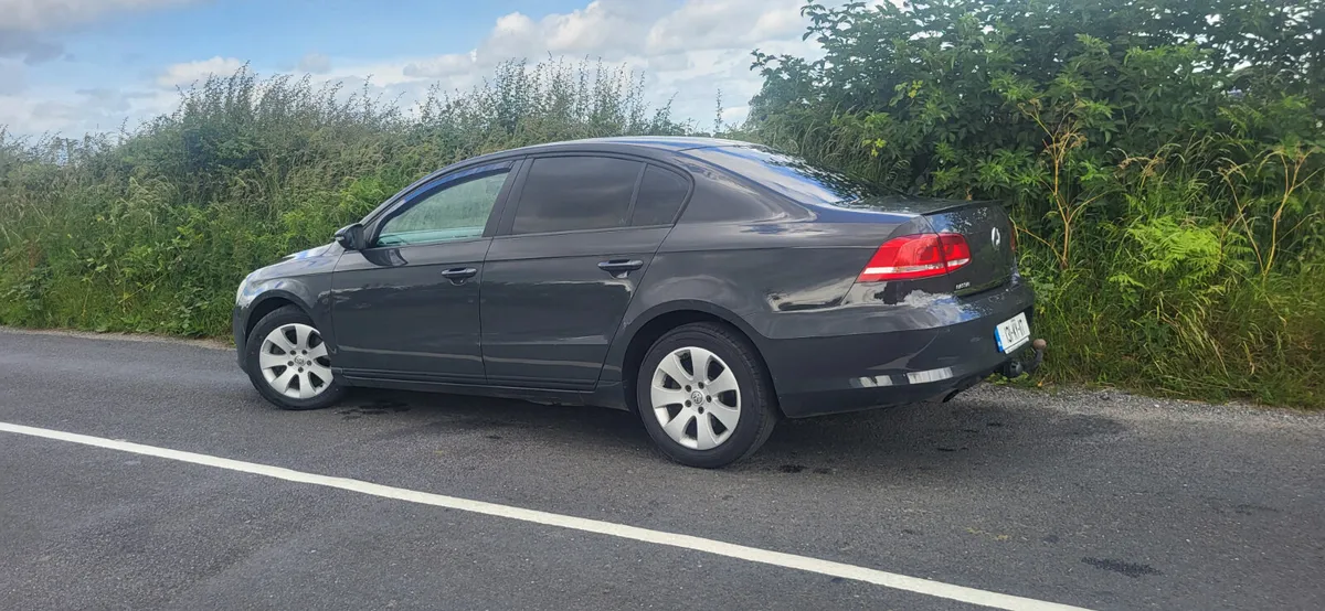Volkswagen Passat 2013  very clean - Image 4