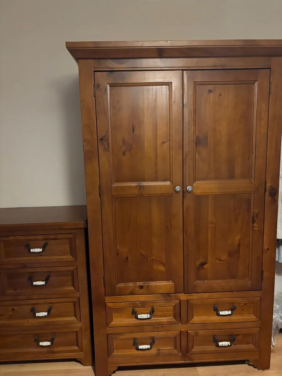 Bed room furniture - Image 1