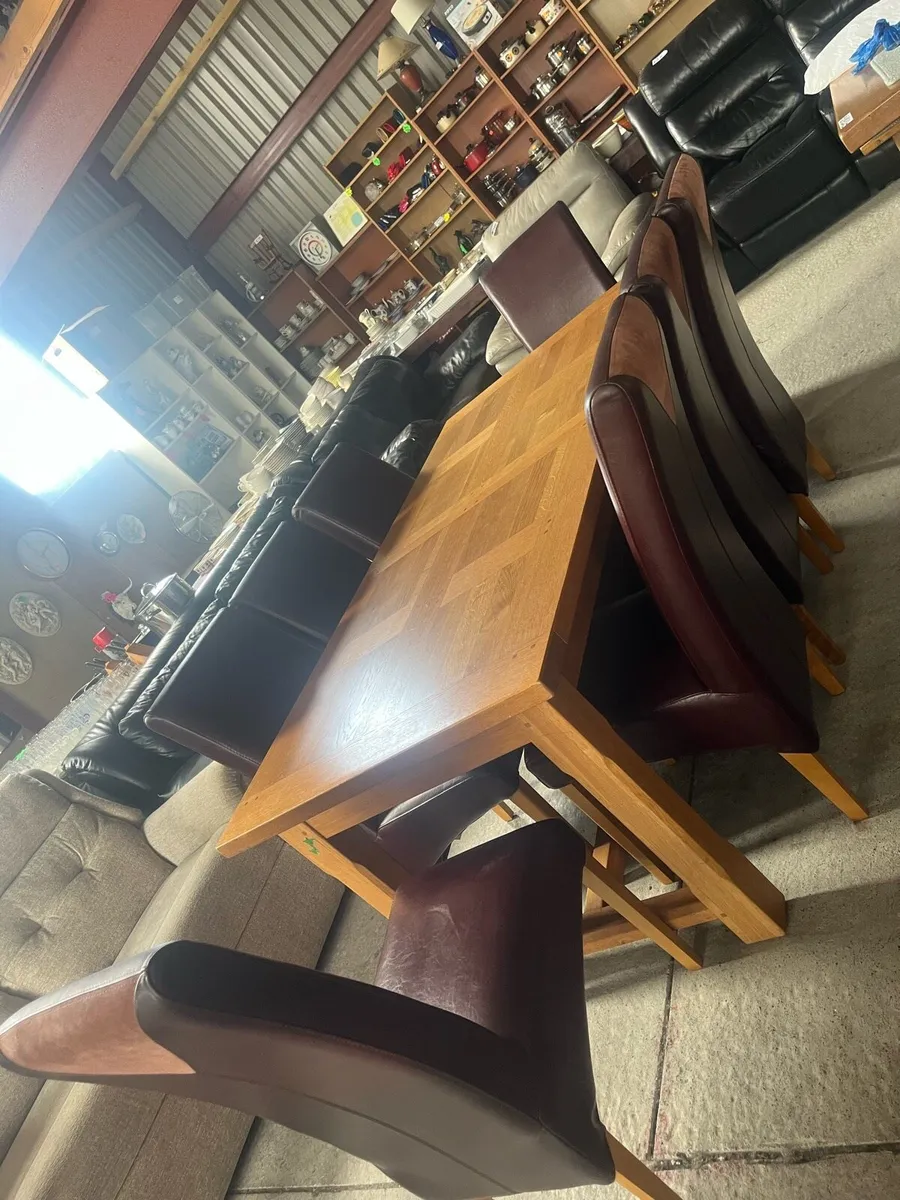 Extendable oak  Table and 8 chairs - Image 1
