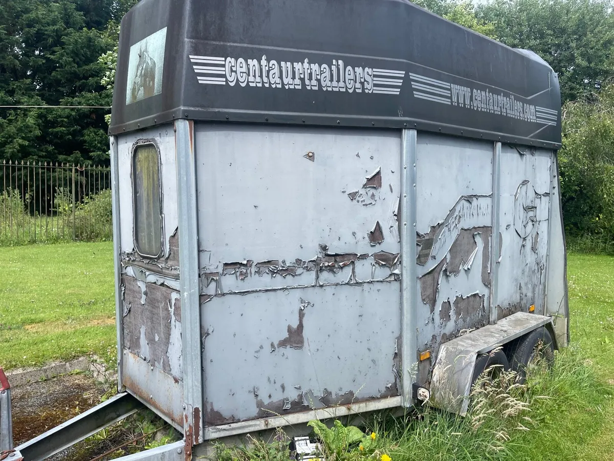 Horse box - Image 1