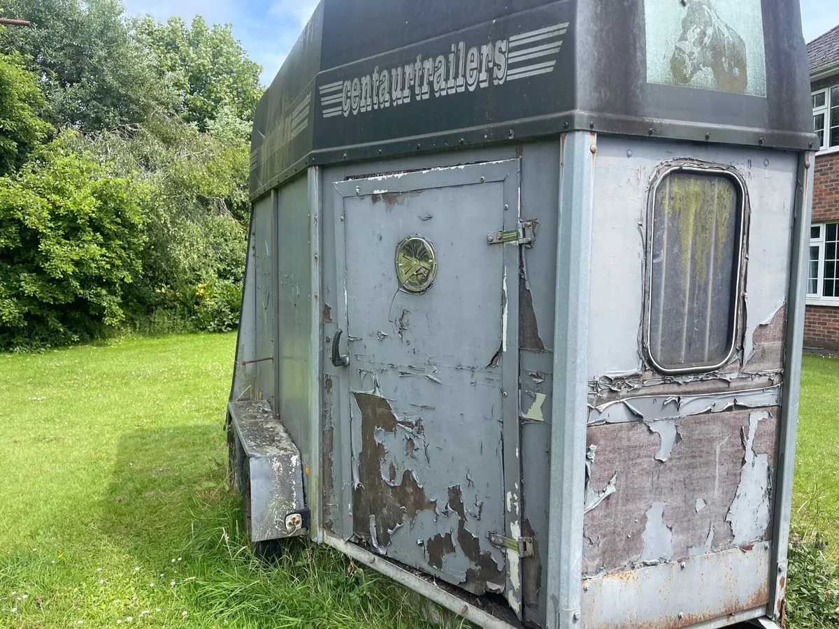 Horse box - Image 2