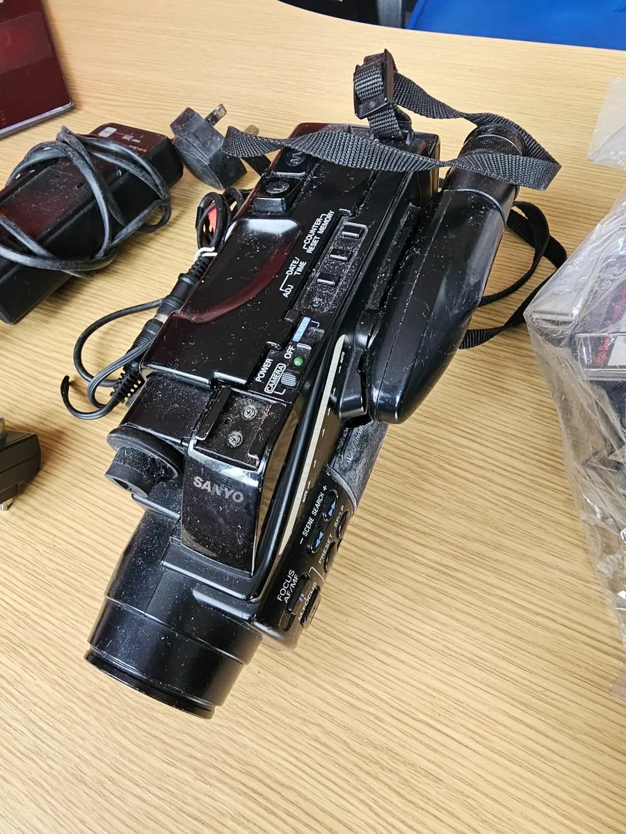 Sanyo Hi8 camcorder VM-RZ Needs rapair - Image 1