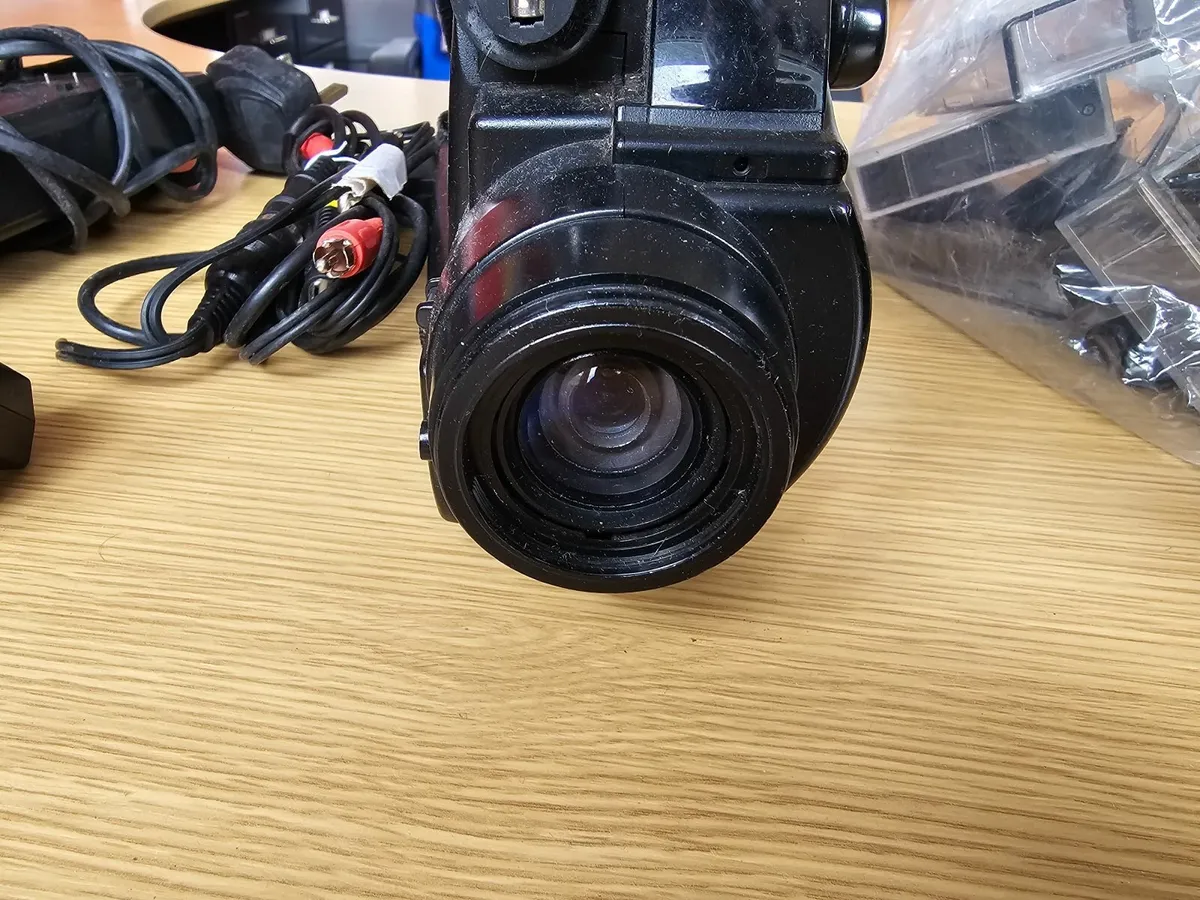 Sanyo Hi8 camcorder VM-RZ Needs rapair - Image 2