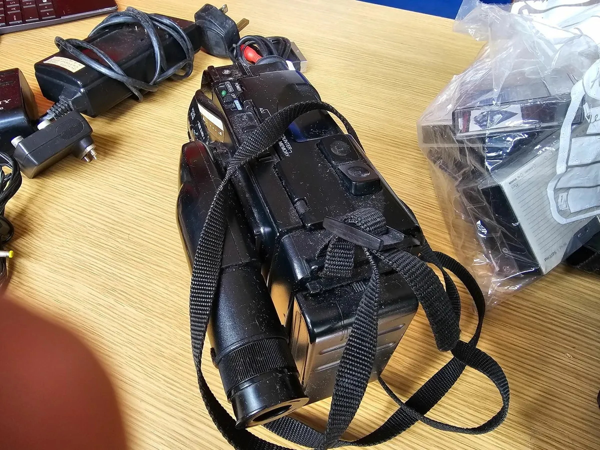 Sanyo Hi8 camcorder VM-RZ Needs rapair - Image 3