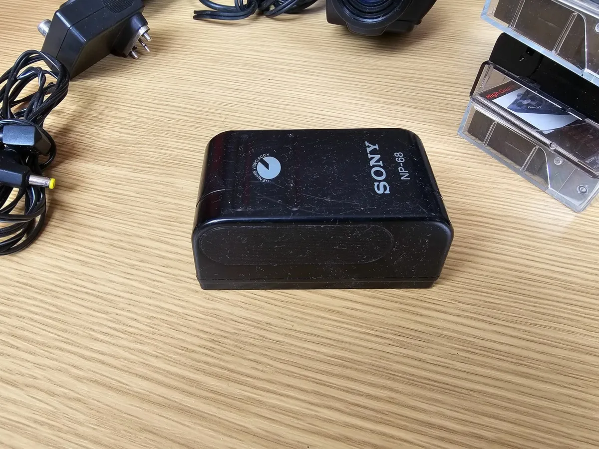 Sanyo Hi8 camcorder VM-RZ Needs rapair - Image 4