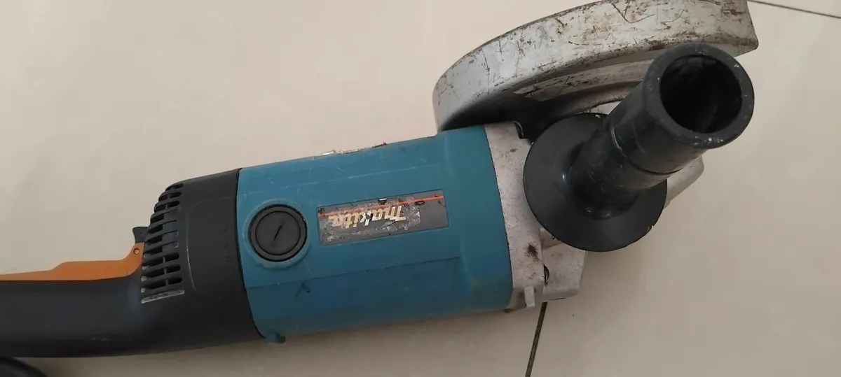 Makita 9069 230mm Angle Grinder 110v - Image 4