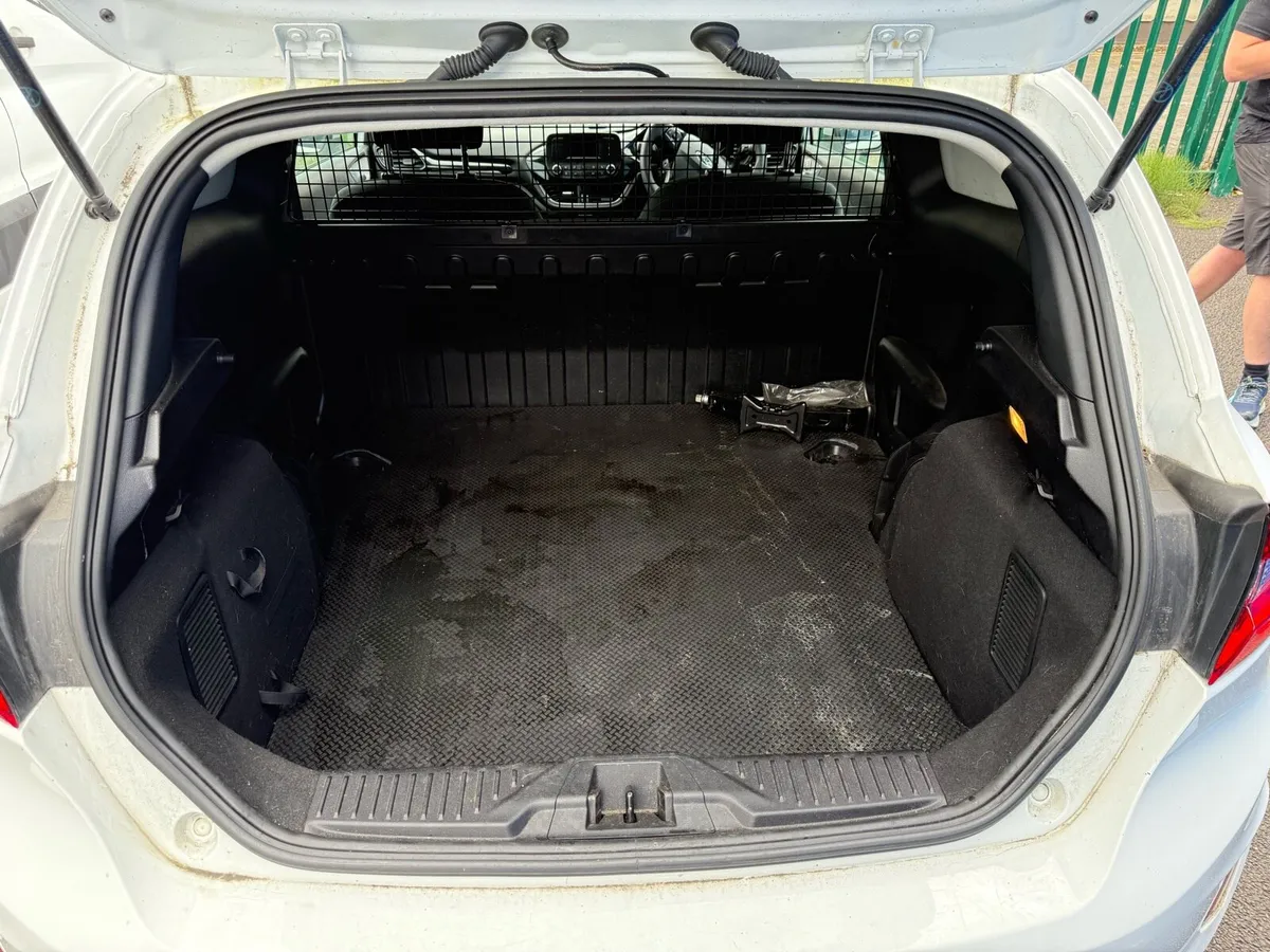 Ford fiesta van - Image 4