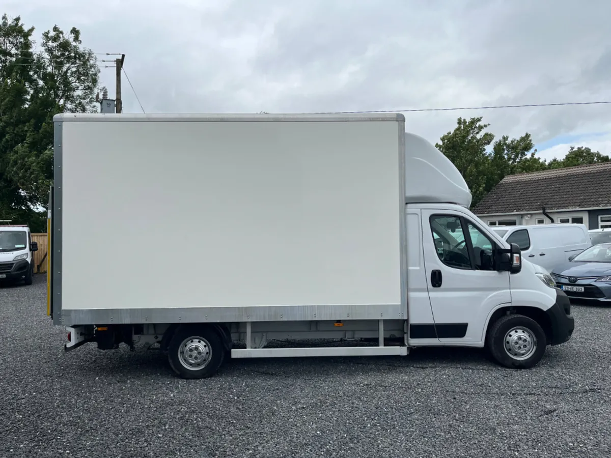 Citroen Relay Luton Van with Tail Lift (1 Owner) - Image 1