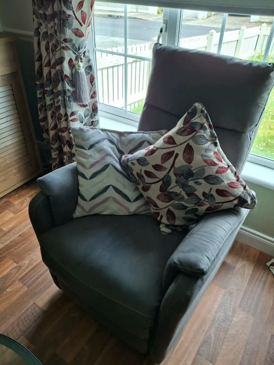 2 electric recliner armchairs 75 euros each - Image 1