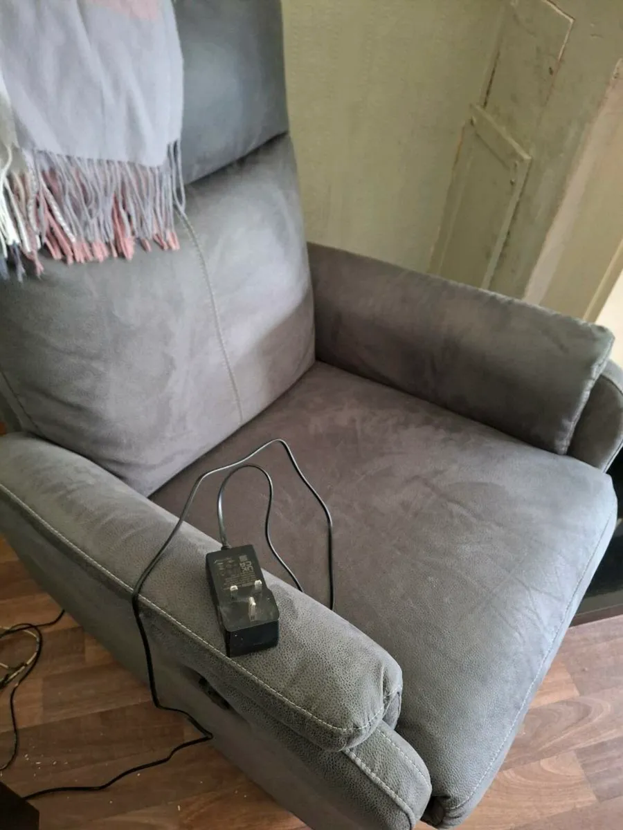 2 electric recliner armchairs 75 euros each - Image 2