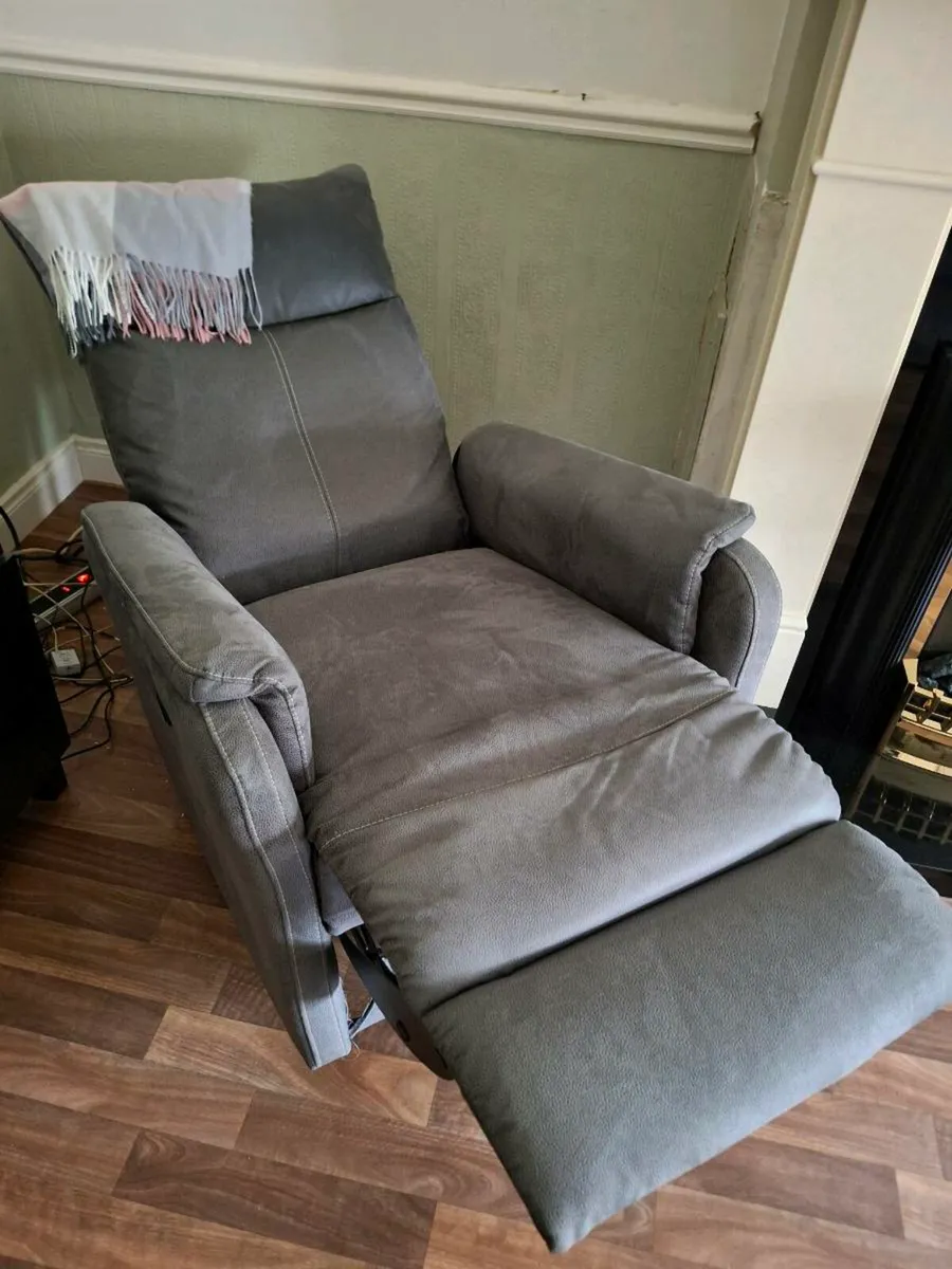 2 electric recliner armchairs 75 euros each - Image 4