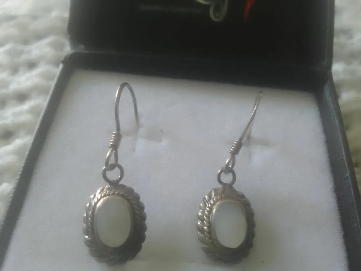 STERLING SILVER  VINTAGE WHITE OPAL DROP EARRINGS - Image 1