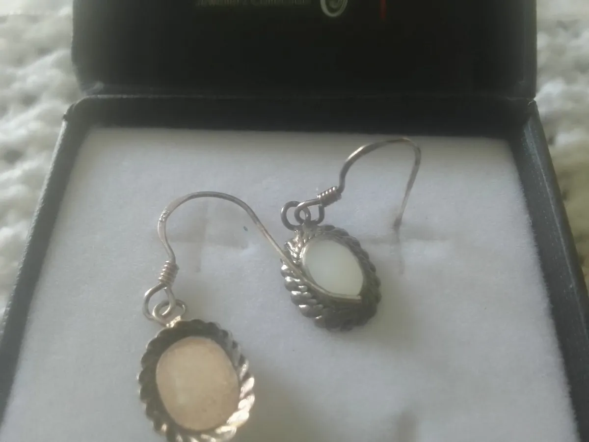 STERLING SILVER  VINTAGE WHITE OPAL DROP EARRINGS - Image 2