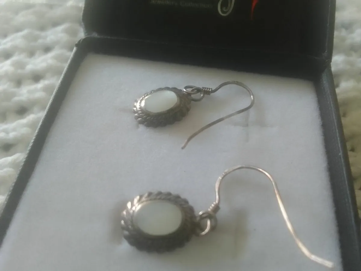 STERLING SILVER  VINTAGE WHITE OPAL DROP EARRINGS - Image 3