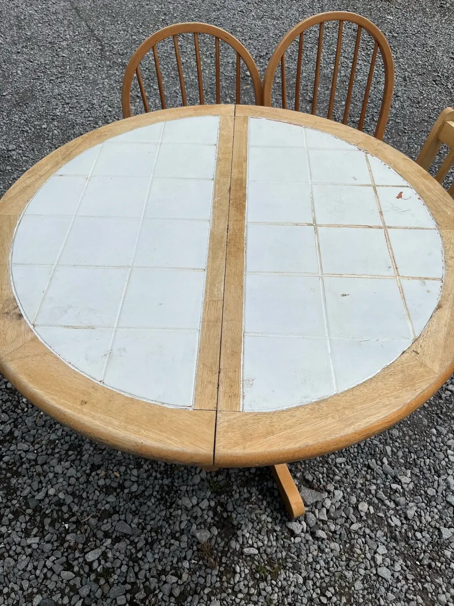 Table and 4 chairs - Image 1