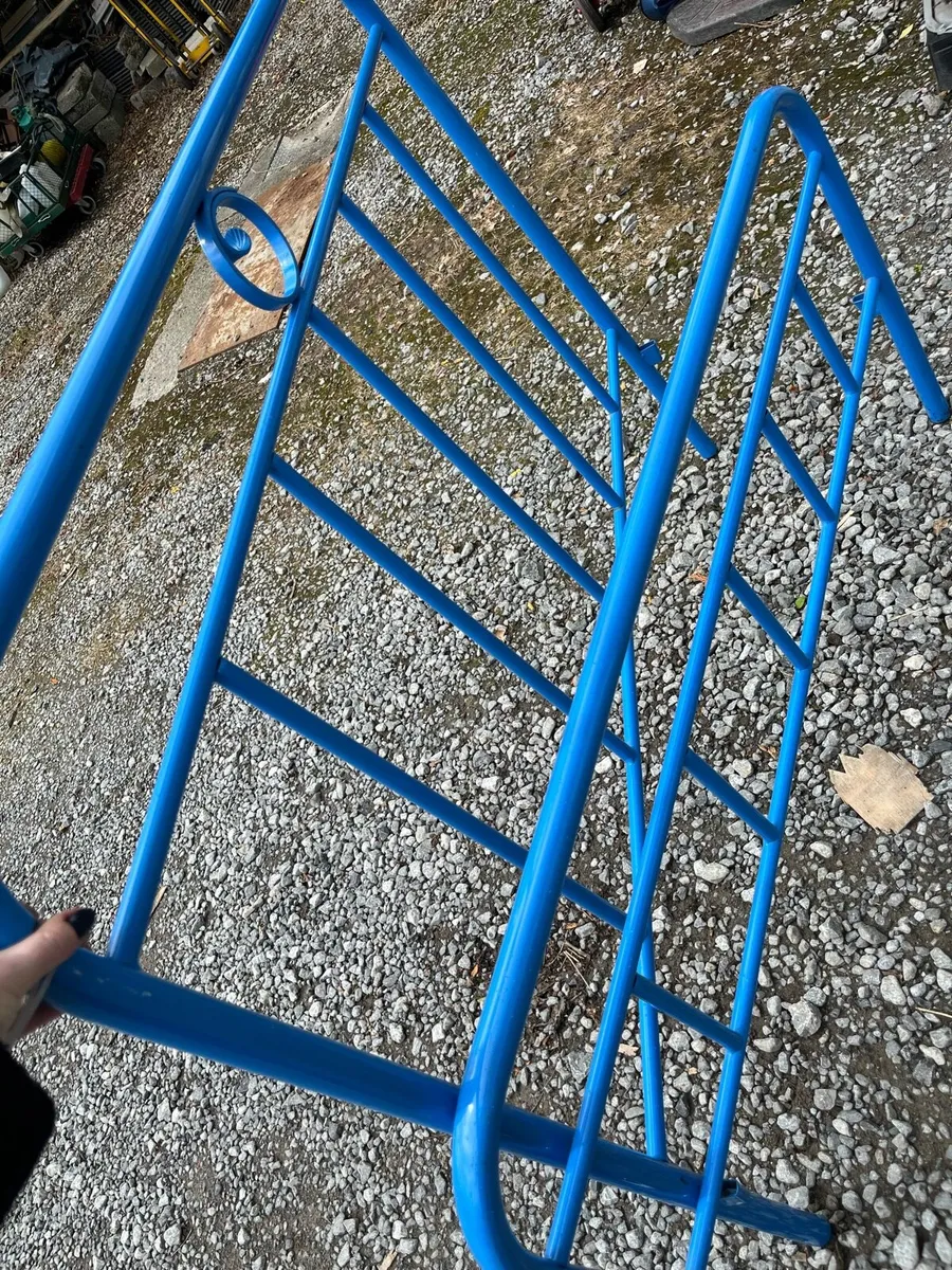 Metal double bed frame - Image 1