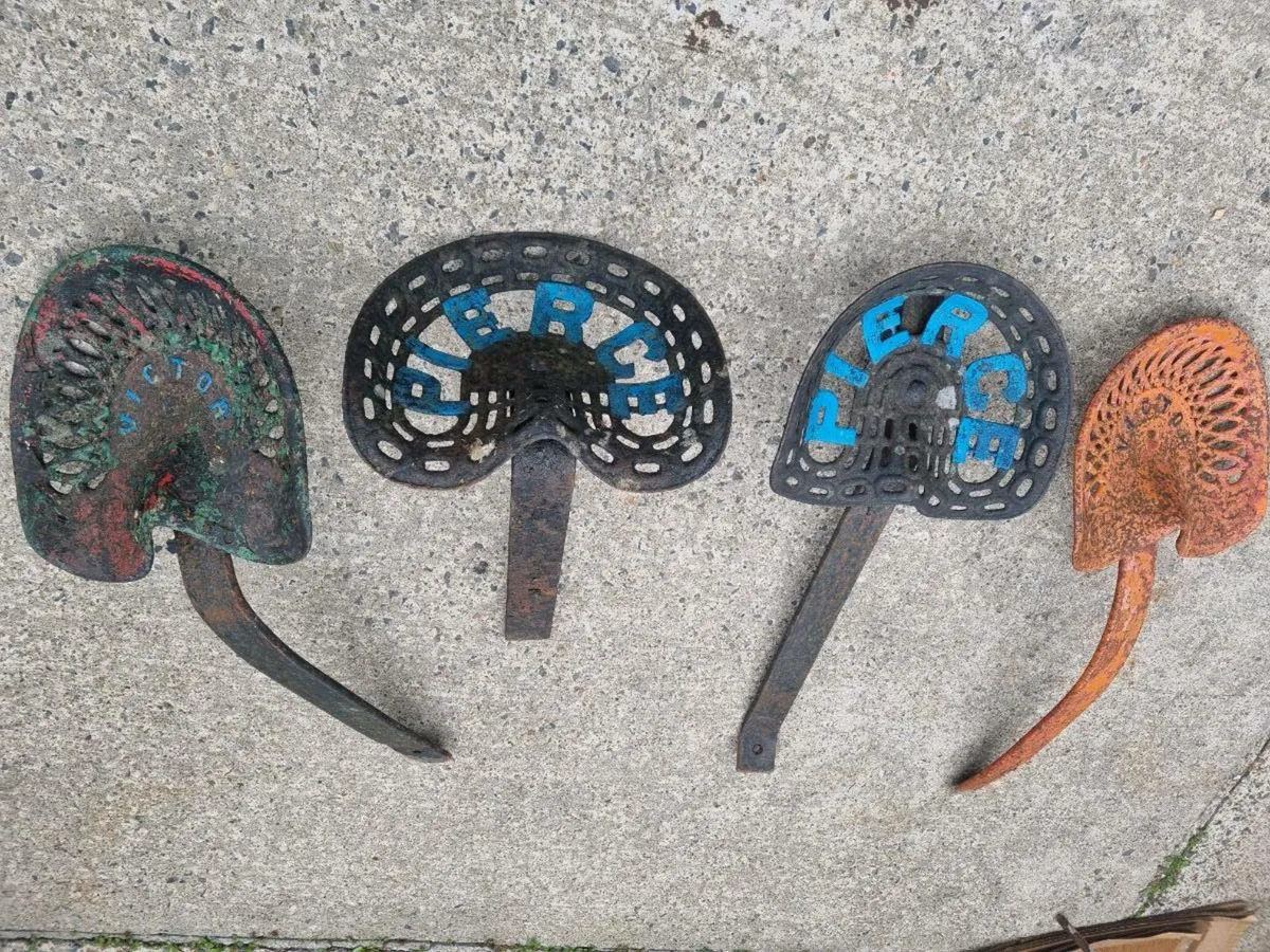 4 original old tractor seats perfect condition - Image 1