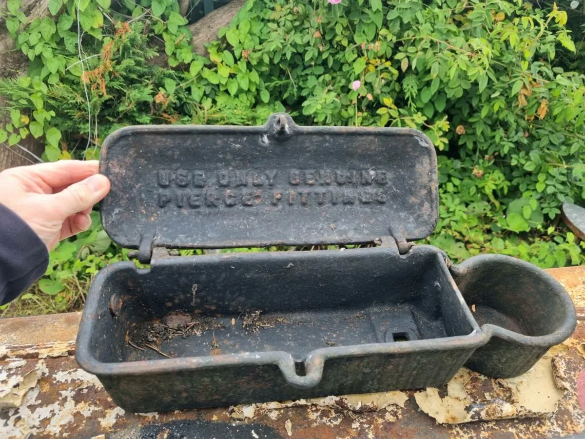 Original oil toolbox perfect condition - Image 1