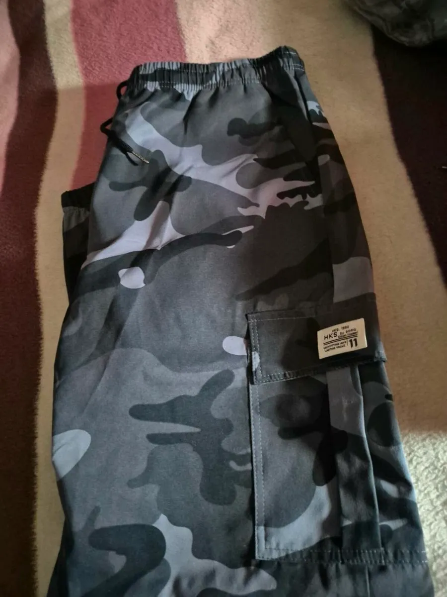 2 NEW PAIRS OF CARGO PANTS - Image 4