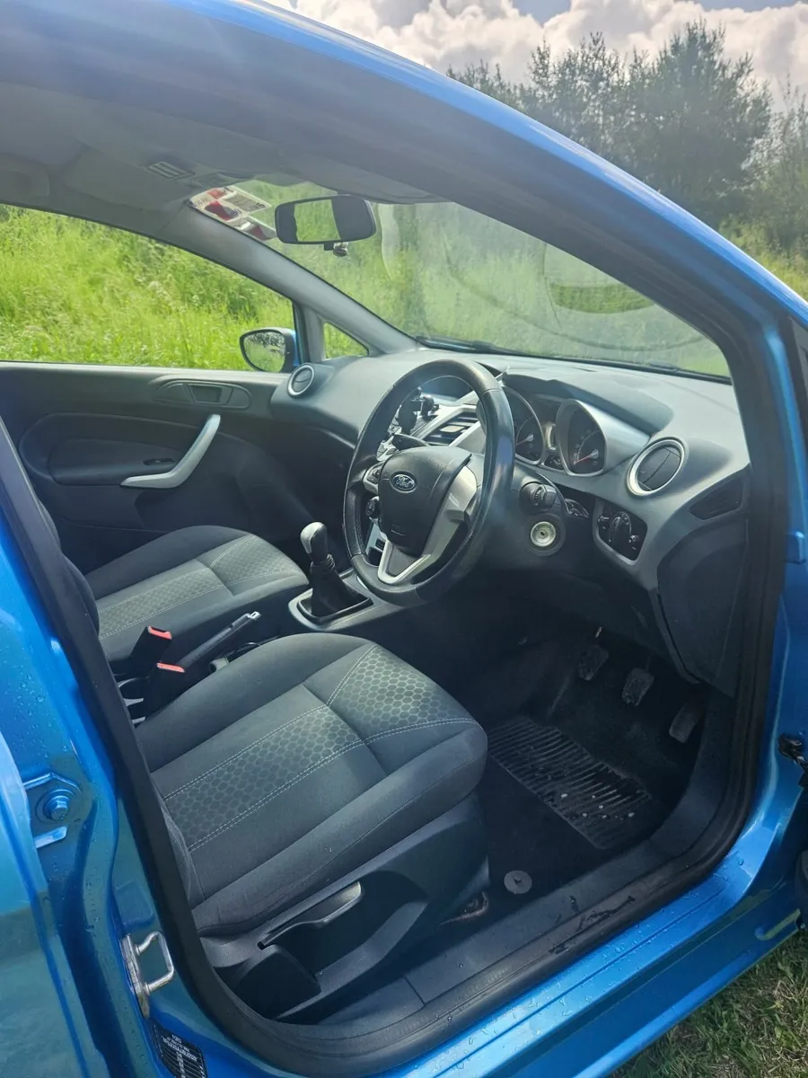 Ford Fiesta 2011 - Image 2