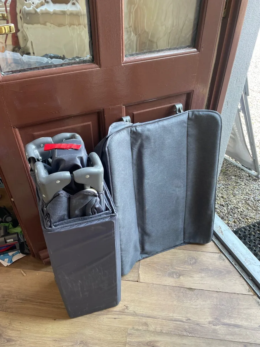 Baby travel cot with changing station - Image 2