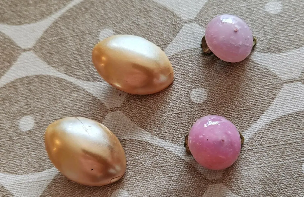 2 pr vintage clip on earrings - Image 1