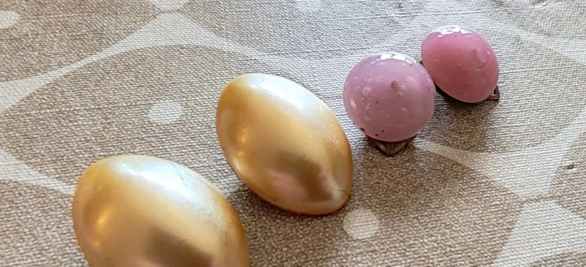 2 pr vintage clip on earrings - Image 3