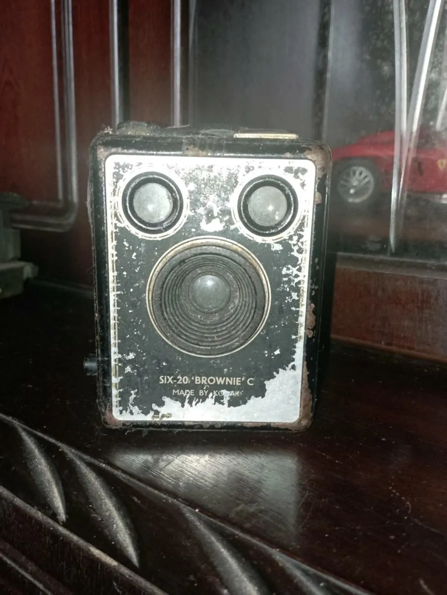 VINTAGE 1940 BOX SIX -20  CAMERA BY KODAK - Image 1