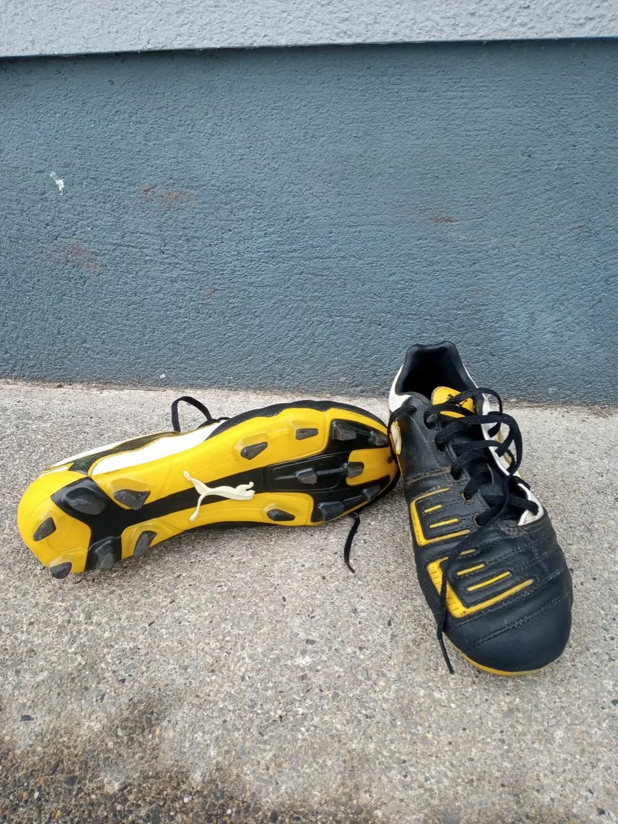 Football Soccer boots sizes 38.5, 42 and 44 - Image 3